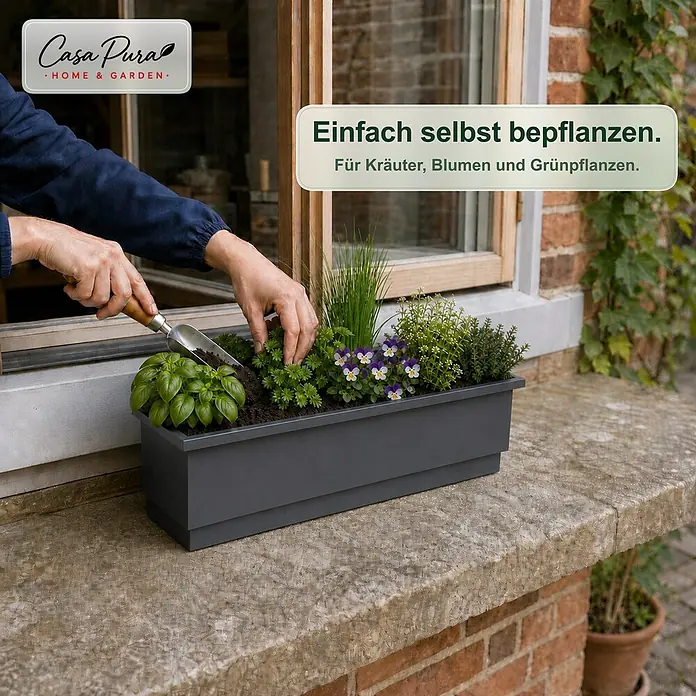 Floordirekt Balkonkasten - Max. Außenlänge: 50 cm, Stahl, Anthrazit - Dunkelgrauer Pflanzkasten, bepflanzt mit Kräutern und Blumen auf einer Fensterbank.