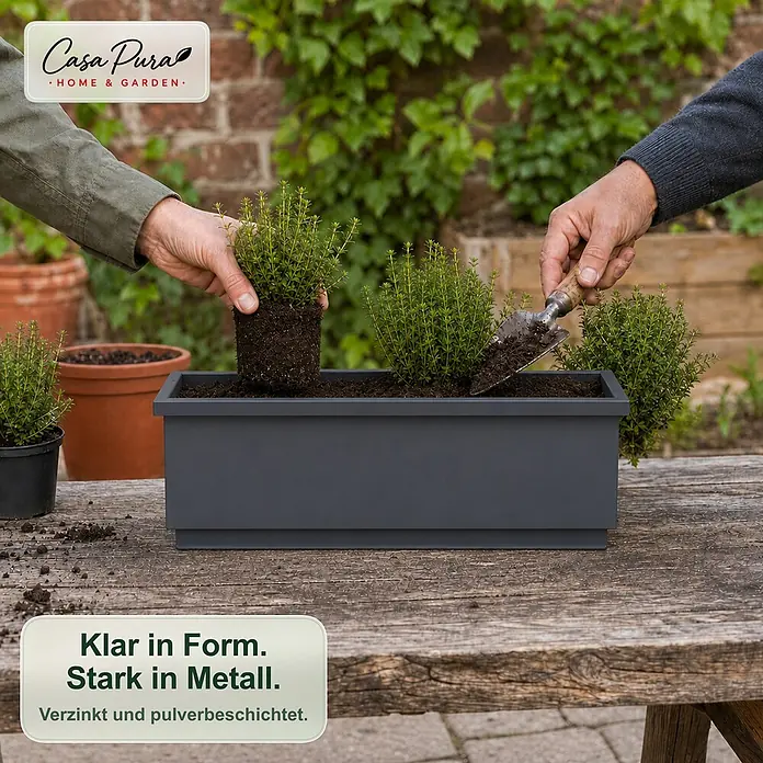 Floordirekt Balkonkasten - Max. Außenlänge: 50 cm, Stahl, Anthrazit - Dunkelgraues rechteckiges Metall-Pflanzgefäß, das von zwei Personen mit kleinen Pflanzen auf einem Holztisch bepflanzt wird.