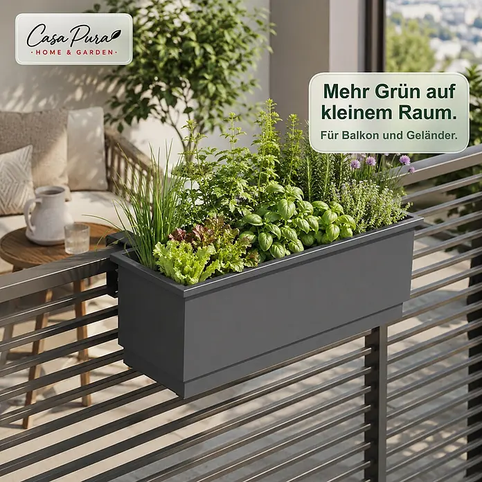 Floordirekt Balkonkasten - Max. Außenlänge: 50 cm, Stahl, Anthrazit - Dunkelgrauer Balkonpflanzkasten mit grünen Pflanzen, an einem Metallgeländer montiert.