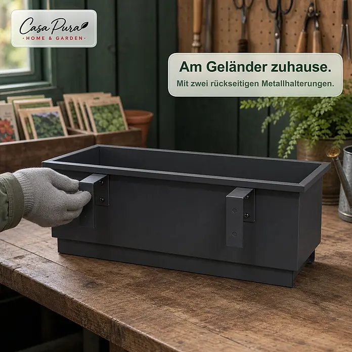 Floordirekt Balkonkasten - Max. Außenlänge: 50 cm, Stahl, Anthrazit - Dunkelgrauer Metall-Pflanzkasten mit zwei Halterungen für Geländer, von einer behandschuhten Hand angepasst.