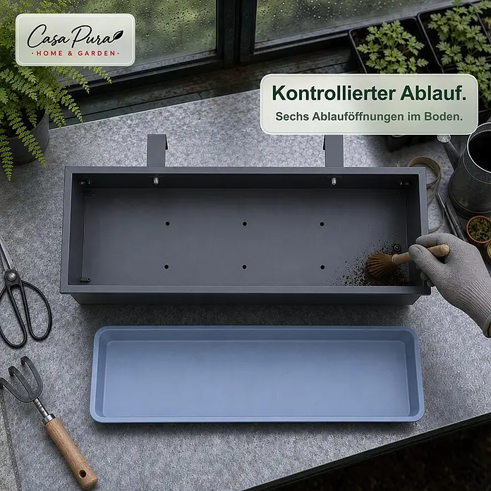 Floordirekt Balkonkasten - Max. Außenlänge: 50 cm, Stahl, Anthrazit - Dunkelgrauer Blumenkasten mit sechs Ablauflöchern und hellblauer Unterschale. Eine Hand bereitet ihn für die Bepflanzung vor, zeigt die Entwässerung.