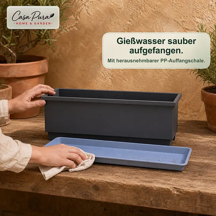 Floordirekt Balkonkasten - Max. Außenlänge: 50 cm, Stahl, Anthrazit - Dunkelgrauer rechteckiger Blumenkasten mit herausnehmbarer blauer PP-Auffangschale, auf Holztisch gereinigt.