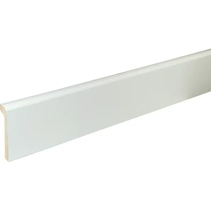 Rodapié Blanco - 240 cm x 42 mm x 92 mm, MDF - Primer plano de un zócalo blanco. El zócalo es de madera y tiene un acabado liso y mate. Es un complemento decorativo para cualquier estancia.