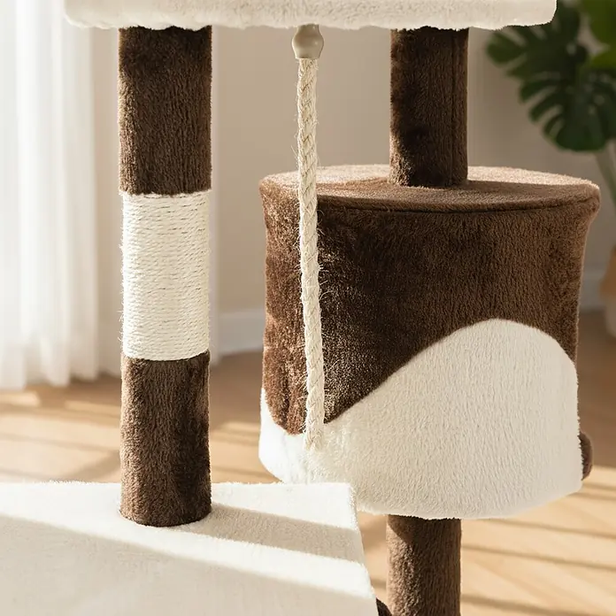 belviona Kratzbaum - 40 x 40 x 112 cm, Textil, braun/beige - Nahaufnahme eines braun-cremefarbenen Plüsch-Katzenbaums mit Kratzstämmen aus Sisalseil, Plattformen und einem gemütlichen Versteck mit Seilspielzeug.