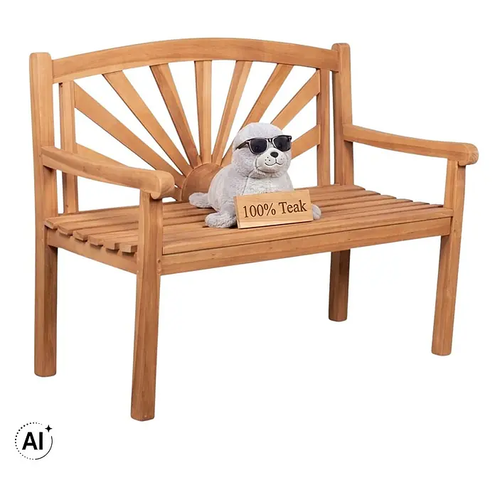 Gartenbank Sonne Teak 120cm -  - Teak-Gartenbank mit Fächerlehne und Armlehnen. Eine Plüschrobbe mit Sonnenbrille und '100% Teak'-Schild sitzt darauf.