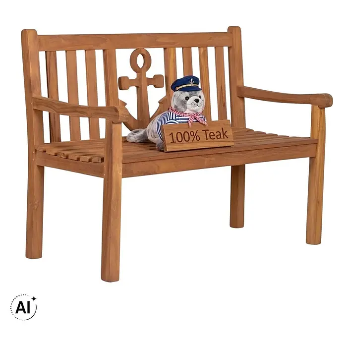 Bene Living Gartenbank Anker - Teakholz, Natur - Eine Teakholz-Gartenbank mit Anker-Design auf der Rückenlehne und einem Robben-Plüschtier, das ein „100% Teak“-Schild hält.