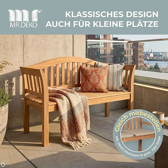 Bene Living Gartenbank Wave - Teakholz, Natur - Naturbelassene Teakholz-Gartenbank mit Kissen und Decke auf einem modernen Balkon.