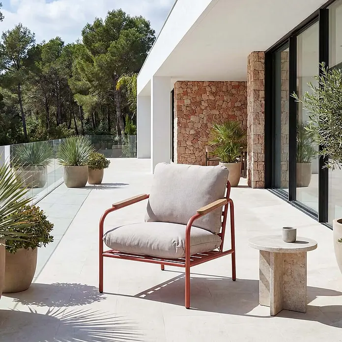 Mendler Gartensessel HWC-O11 - 1 Stk., Textil, Terrakotta, Polster beige, B x T x H: 68 x 88 x 81 cm - Rötlich-pinker Outdoor-Sessel mit hellgrauen Kissen und Holzarmlehnen auf einer modernen Terrasse.