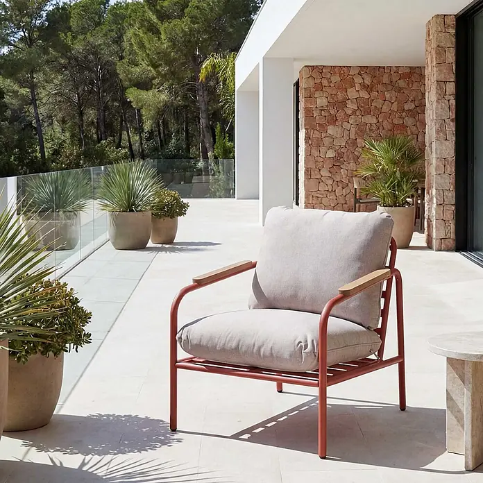 Mendler Gartensessel HWC-O11 - 1 Stk., Textil, Terrakotta, Polster beige, B x T x H: 68 x 88 x 81 cm - Terracotta-farbener Outdoor-Sessel mit hellgrauen Kissen und Holzarmlehnen auf einer modernen Terrasse.