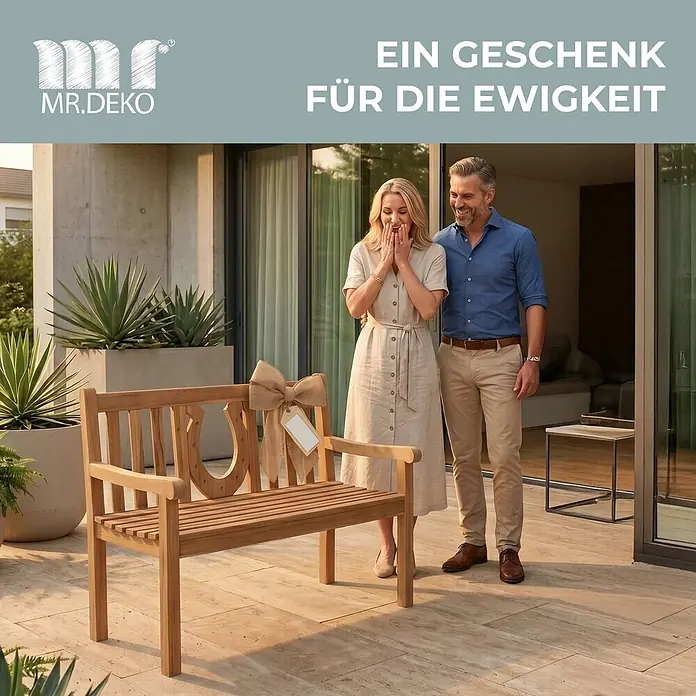 Gartenbank Hufeisen Teak 120cm -  - Holzgartenbank als Geschenk auf einer Terrasse, bewundert von einem Paar.