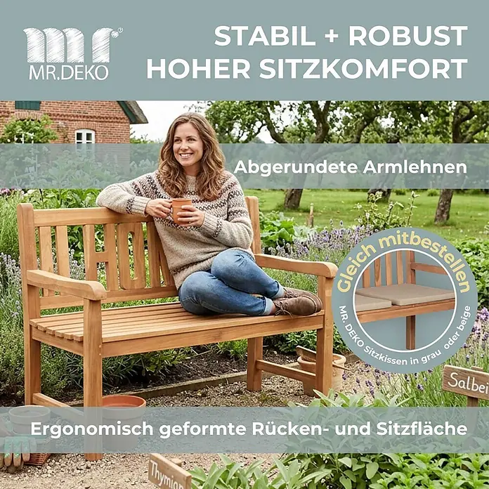 Bene Living Gartenbank Swindon - Teakholz, Natur - Hölzerne Gartenbank mit abgerundeten Armlehnen und ergonomisch geformter Rücken- und Sitzfläche, von einer Frau im Garten genutzt.