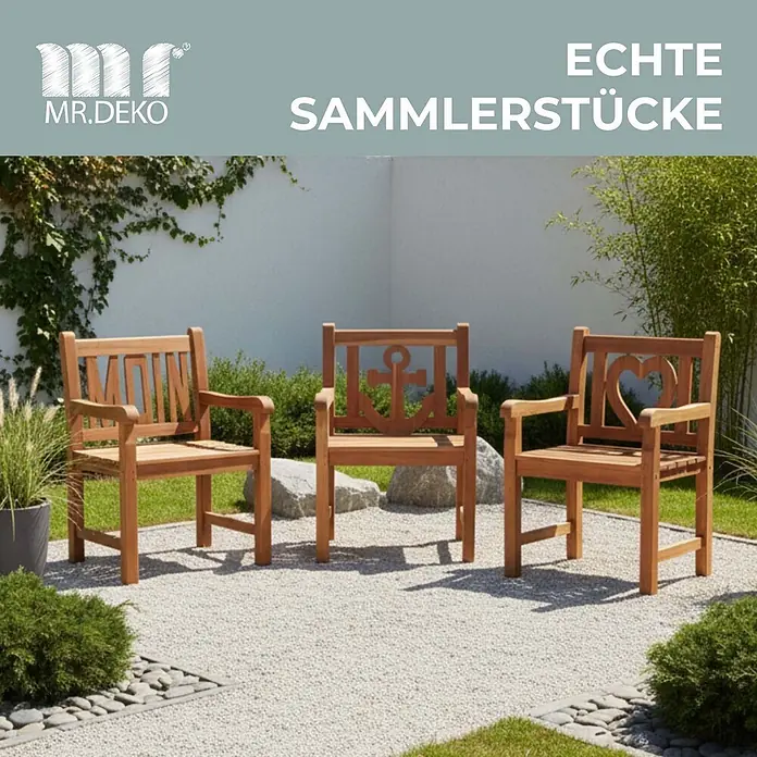 Bene Living Gartenstuhl Anker - 1 Stk., Teakholz, Natur - Drei hölzerne Gartenstühle mit individuellen Rückenlehnen (MOIN, Anker, Herz) auf einer Kiesterrasse.