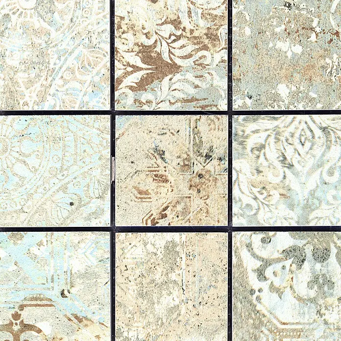 Mosaikfliese Carpet Natural - 29,75 x 29,75 cm, Sand, Matt - Abgenutzte quadratische Fliesen mit ornamentalen Mustern in Hellblau, Beige und Braun, in einem Raster angeordnet.