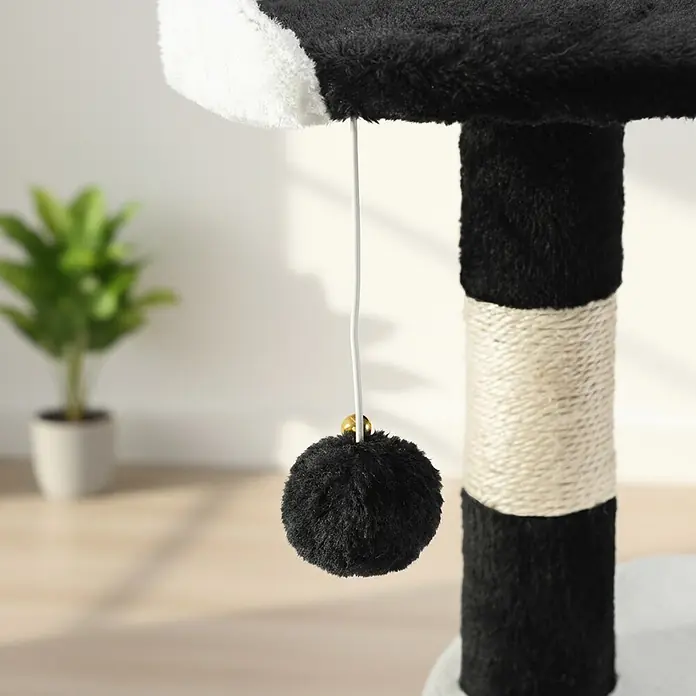 belviona Kratzbaum - 40 x 40 x 112 cm, Textil, schwarz/weiß - Ein schwarz-weißer Kratzbaum aus Plüsch mit Sisal-Kratzstamm hat ein hängendes schwarzes Pompon-Spielzeug mit Glocke.