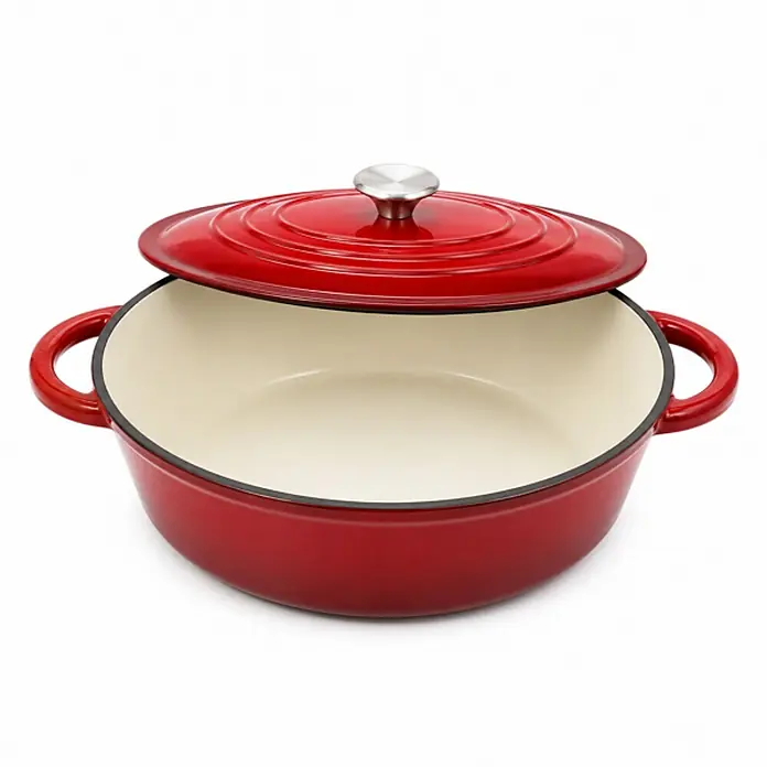 Garten Dream Dutch Oven 4 l - L x B x H: 29 x 16 x 11 cm, Gusseisen - Roter, ovaler Gusseisen-Bräter mit cremefarbener Emaillierung und leicht geöffnetem Deckel.