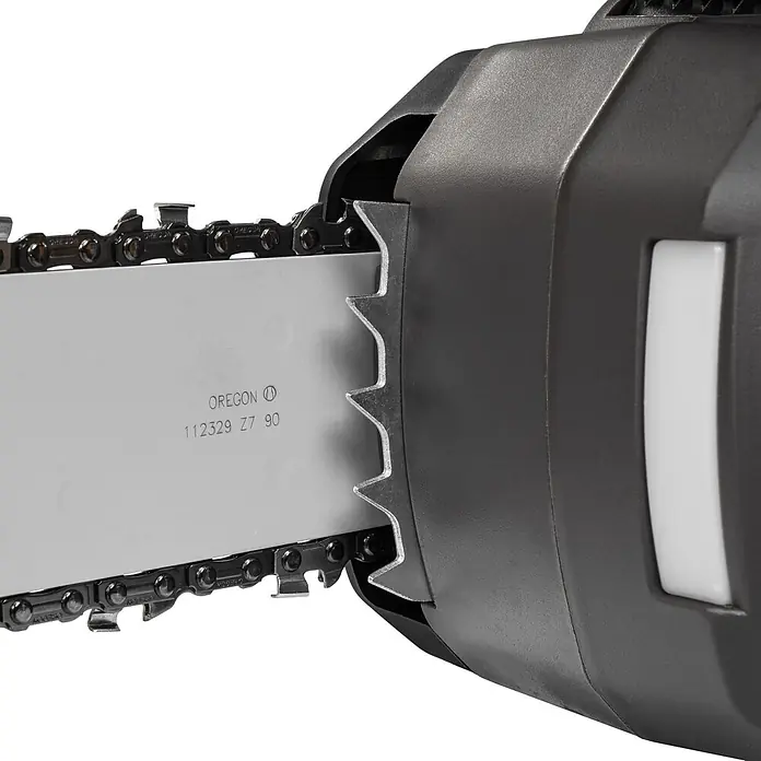 Texas Akku-Kettensäge CSX2020 - 20 V, Li-Ionen, Ohne Akku, Schwertlänge: 40 cm - Nahaufnahme einer silbernen Führungsschiene und dunklen Kette einer Kettensäge, mit dem dunkelgrauen Gehäuse und Anschlagkralle. Die Schiene zeigt 'OREGON'-Branding.