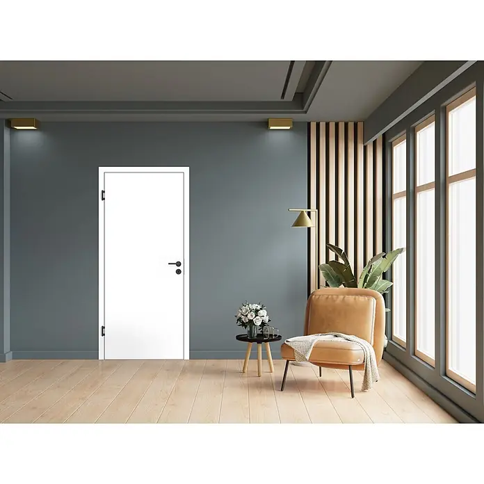 Kilsgaard Zimmertür 42F/00 - 709 x 2.097 mm, DIN Anschlag: Links, Weiß lackiert, ähnlich RAL 9010, Röhrenspan, Stumpfoptik - Eine moderne weiße Innentür mit schwarzer Hardware, in einer grauen Wand auf Holzboden.