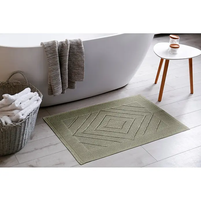 Badteppich Tulum - 60 x 90 cm, Grau - Salbeigrüner, gewebter Badteppich mit geometrischem Rautenmuster, auf hellem Holzboden in einem modernen Badezimmer.