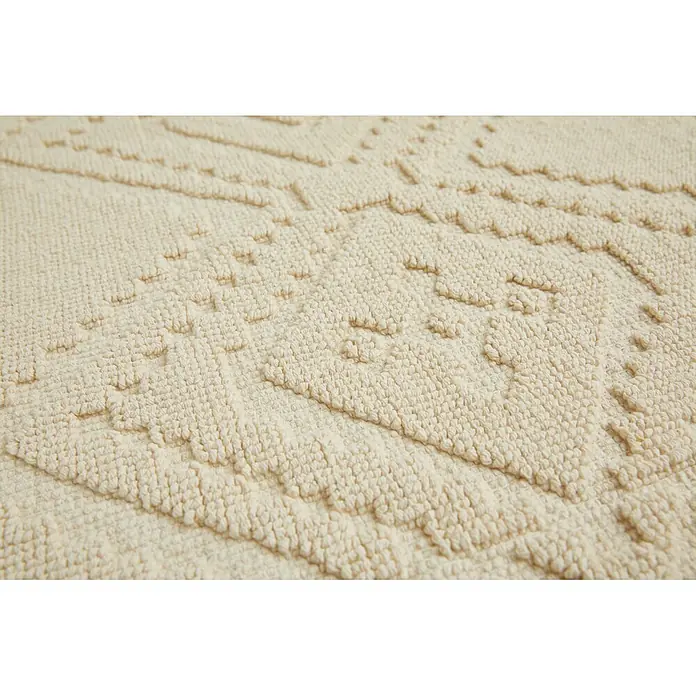 Badteppich Tulum - 60 x 90 cm, Creme - Nahaufnahme eines cremefarbenen Teppichs mit erhabenem geometrischem Muster.