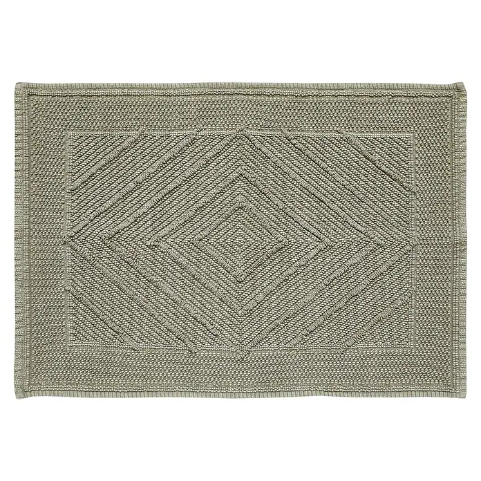 Badteppich Tulum - 60 x 90 cm, Grau - Salbeigrüner rechteckiger Teppich mit texturierter Schlingenoppung und einem erhabenen Rautenmuster aus diagonalen Linien.