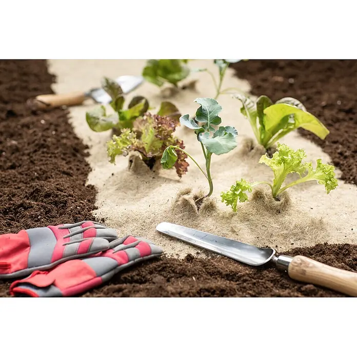 Windhager Unkrautmatte - L x B: 4 x 0,5 m - Garten-Set mit silberner Pflanzkelle, Schaufel und rot-grauen Handschuhen auf Erde und Unkrautvlies, bereit zum Pflanzen von Gemüse.