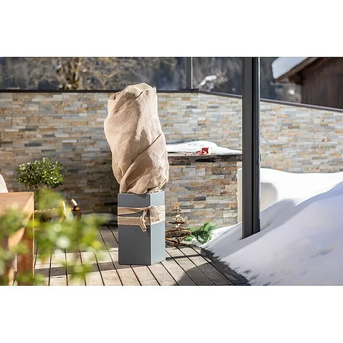 Windhager Jute-Gewebematte - Natur, L x B: 1 x 4 m, 200 g/m² - Dunkelgrauer Pflanzkübel mit in Jute gewickelter Pflanze, mit Juteband für Winterschutz im Freien befestigt.
