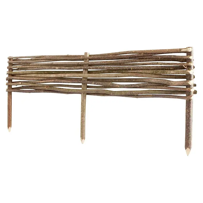 Windhager Beeteinfassung Haselnuss - Haselnussholz, 100 x 40 cm - Rustikales Flechtzaunelement aus verflochtenen braunen und grünen Ästen, mit drei spitzen Pfählen zum Einstecken in den Boden.