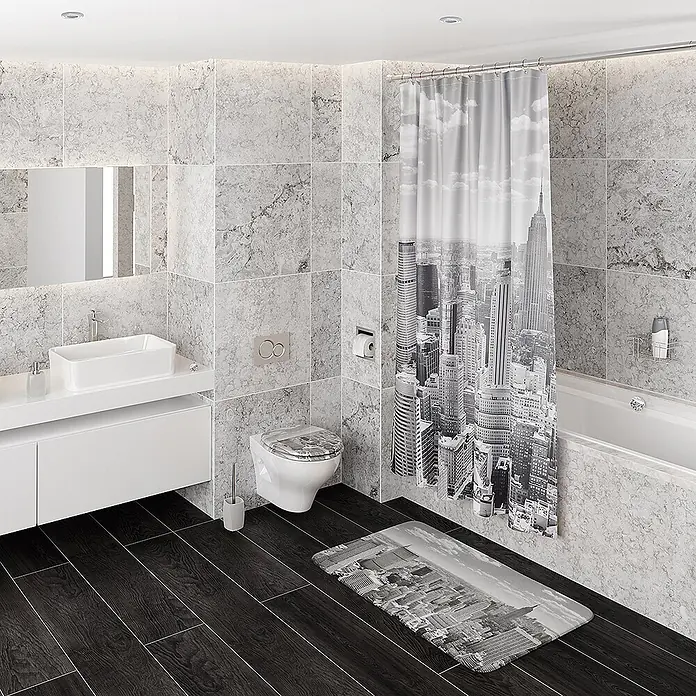 SANILO WC-Sitz Skyline New York mit Schnellverschluss - MDF, Grau, Mit Absenkautomatik - Duschvorhang und Badematte mit Schwarz-Weiß-Druck der New Yorker Skyline in einem Badezimmer.