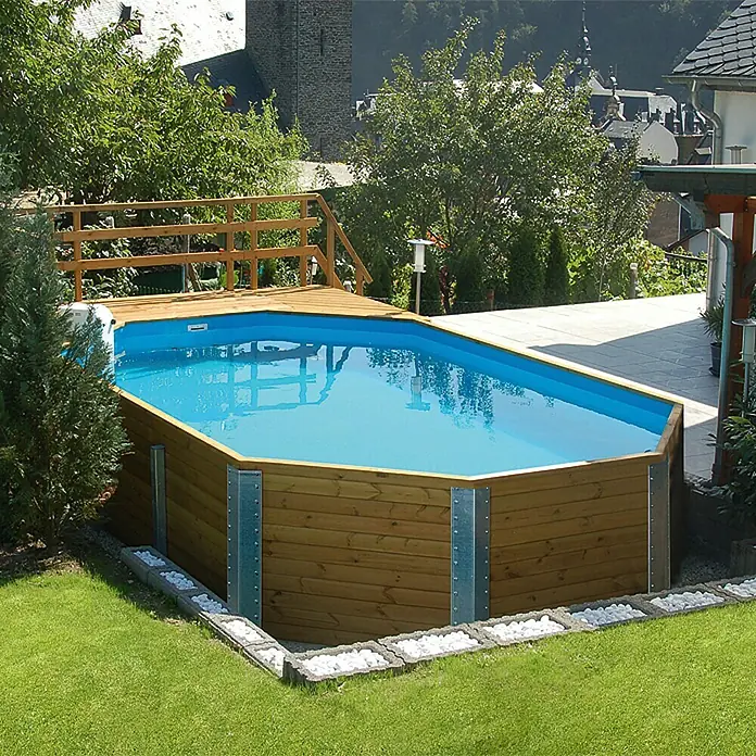 Weka Holz-Pool Tempico - L x B x H: 714 x 376 x 116 cm, Braun/Blau, 20.400 l - Ein ebenerdiger Holzpool mit blauer Innenseite und Holzdeck in einem grünen Garten.