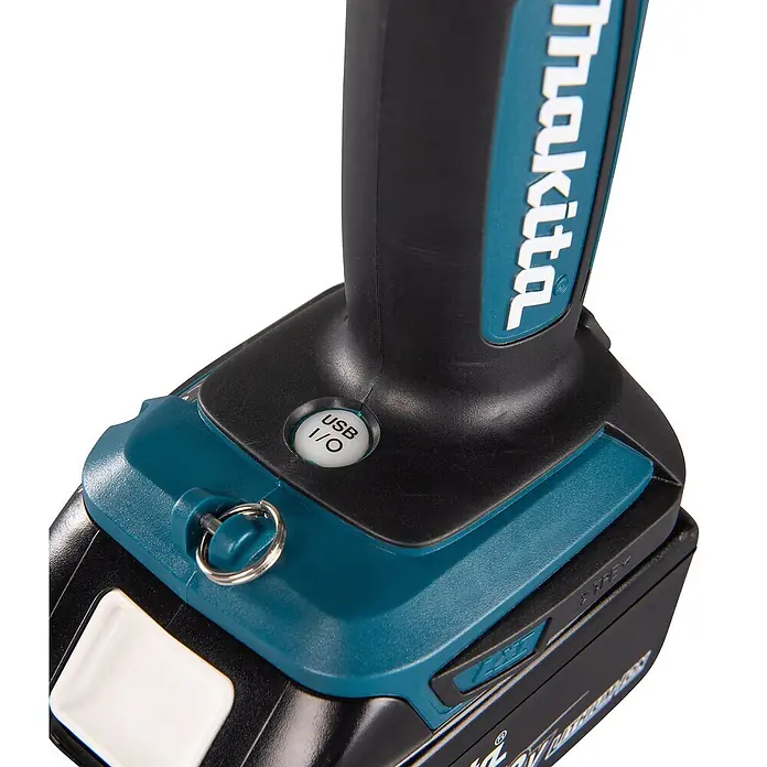 Makita LED-Arbeitsleuchte LXT - DML807 - L x B x H: 36,1 x 7,9 x 12,1 cm, 130 lm - 710 lm, Akkubetrieben - Nahaufnahme eines schwarz-türkisen Makita-Elektrowerkzeuggriffs mit USB-I/O-Taste und Schlüsselring an der Akkubasis.