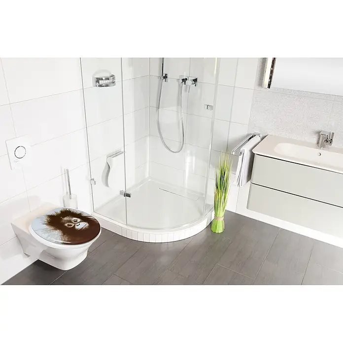 SANILO WC-Sitz Alfred mit Schnellverschluss - MDF, Braun, Mit Absenkautomatik - Toilettensitz mit Baby-Orang-Utan-Motiv in einem modernen Badezimmer.