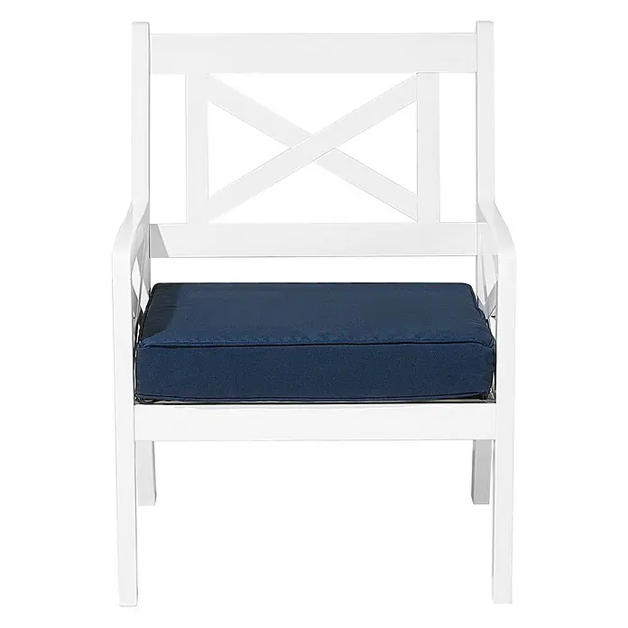 Beliani Gartenstuhl BALTIC - 1 Stk., Akazienholz, Weiß, B x T x H: 65 x 69 x 90 cm - Weißer Holzstuhl mit X-förmiger Rückenlehne und marineblauem Sitzkissen.