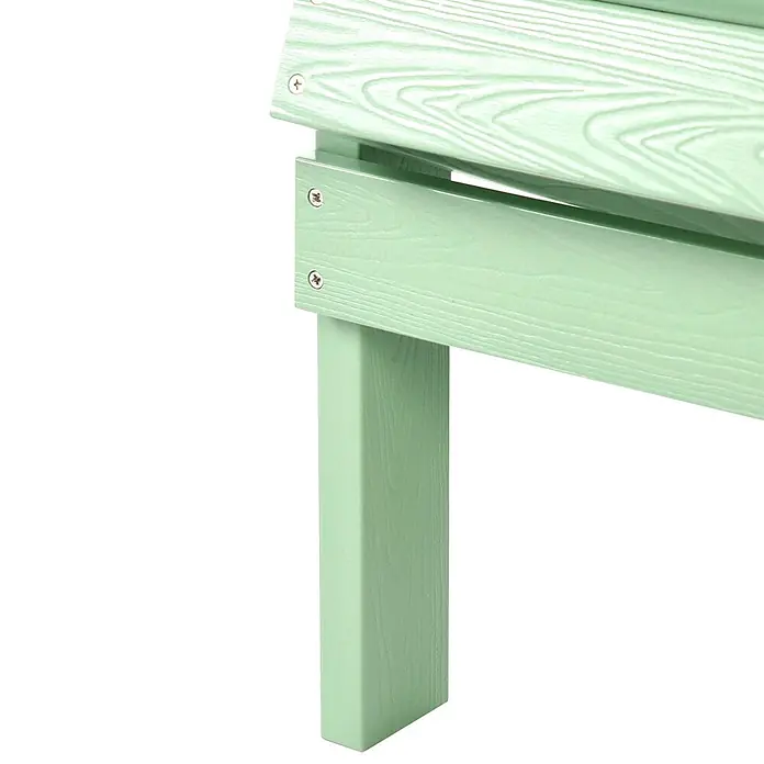 Gartenstuhl ADIRONDACK in Grün - (W) 75 x (H) 88 x - L - Detail eines hellgrünen, holzmaserierten Poly-Lumber-Möbelbeins und -rahmens mit Silberschrauben.