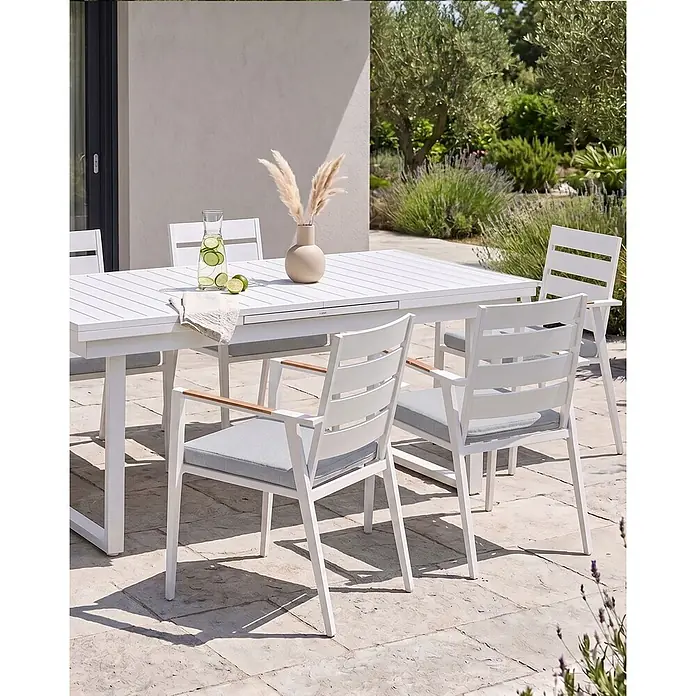 12er-Set Gartenstuhl TAVIANO in Weiß/Grau/Braun -  - Weißes Gartenmöbel-Set mit Latten-Tisch und Stühlen mit hellgrauen Kissen und Holzarmlehnen auf einer Terrasse.