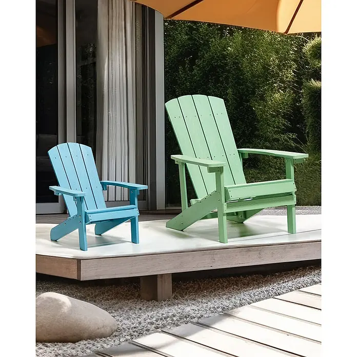 Gartenstuhl ADIRONDACK in Grün - (W) 75 x (H) 88 x - L - Blaue und grüne Adirondack-Stühle auf einer Außenterrasse.