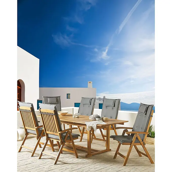 12er-Set Gartenstuhl JAVA in Braun/Grau -  - Gartengarnitur aus Holz mit ausziehbarem Tisch und sechs Stühlen mit grauen Kissen auf einer Terrasse.