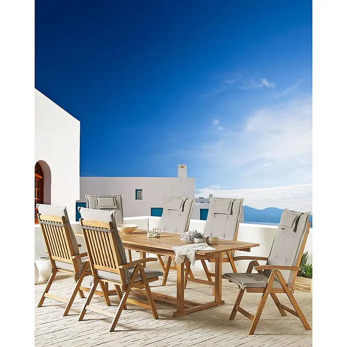 12er-Set Gartenstuhl JAVA in Braun/Grau/Beige -  - Outdoor-Esstischgruppe aus Holz mit grauen Polstern und ausziehbarem Tisch auf einer sonnigen Terrasse.
