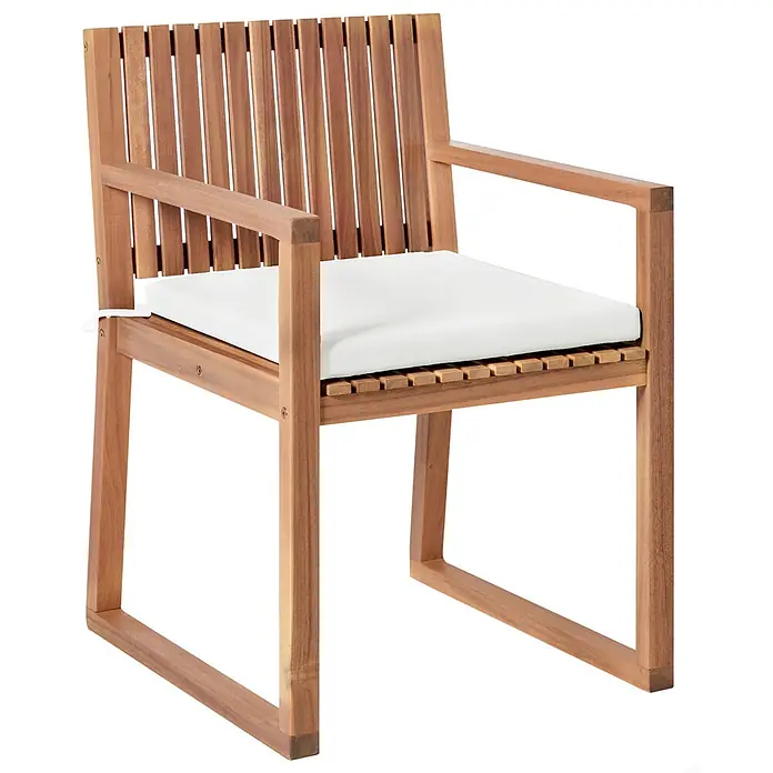 Beliani Gartenstuhl-Set SASSARI II PREMIUM - 4 Stk., zertifiziertes Akazienholz, Braun, B x T x H: 54 x 59 x 80 cm - Brauner Holz-Gartenstuhl mit Lattenrücken und -sitz, ausgestattet mit einem weichen weißen Kissen und Armlehnen.