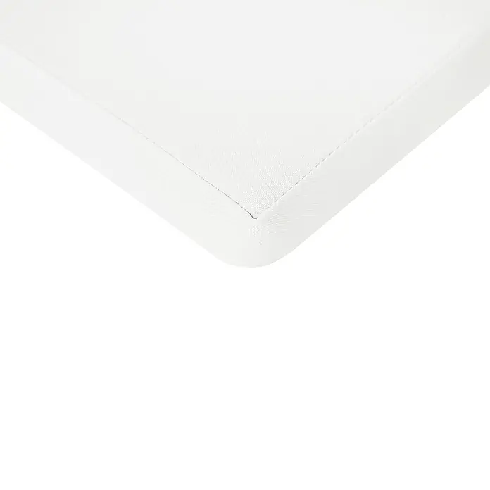 Beliani Gartenstuhl-Set SASSARI II PREMIUM - 4 Stk., zertifiziertes Akazienholz, Braun, B x T x H: 54 x 59 x 80 cm - Ecke eines weißen Stoffartikels mit sauber genähtem Saum.