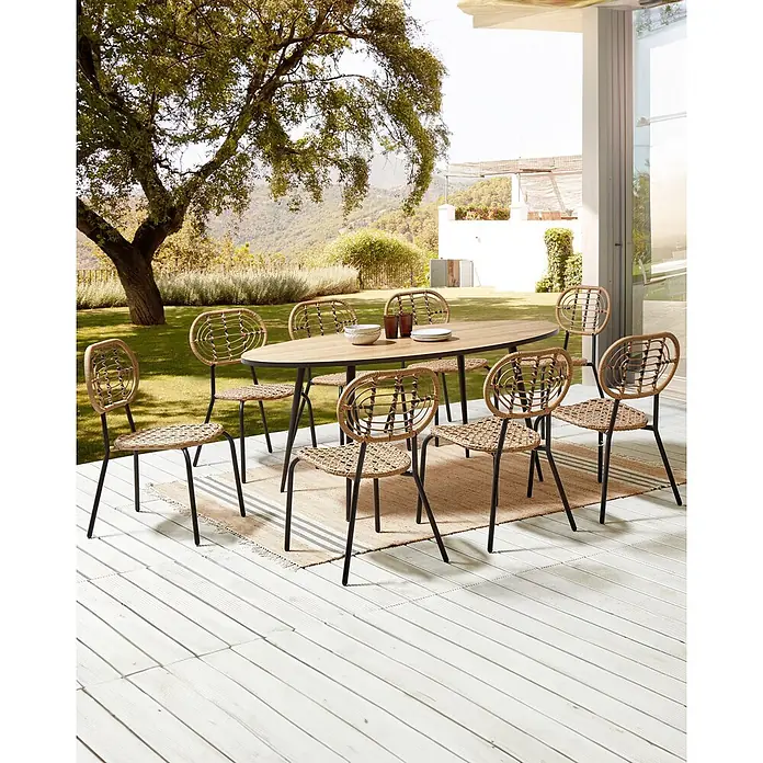 8er-Set Gartenstuhl PRATELLO in Naturfarben/Beige/Schwarz -  - Eine Outdoor-Essgruppe mit ovalem Holztisch und Rattanstühlen mit schwarzen Metallbeinen auf einer Terrasse.