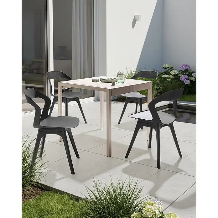 4er-Set Gartenstuhl LACHANIA in Schwarz -  - Moderne Outdoor-Essgruppe mit hellem quadratischem Tisch und vier dunkelgrauen Stühlen, auf Terrasse platziert.