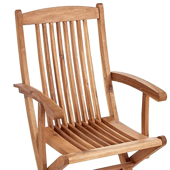 Beliani Gartenstuhl-Set MAUI PREMIUM - 2 Stk., Akazienholz, Klappbar, Braun, B x T x H: 46 x 48 x 92 cm - Nahaufnahme eines braunen, lamellenförmigen Holzstuhls mit Armlehnen, der die natürliche Maserung und Konstruktionsdetails hervorhebt.