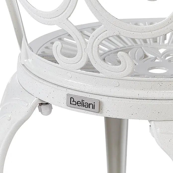 Beliani Gartenstuhl-Set TRIORA - 2 Stk., Aluminium, Weiß, B x T x H: 50 x 50 x 88 cm - Weißes, gesprenkeltes Metall-Gartenmöbel-Detail mit aufwendigen Schnörkeln und Beliani-Logo.