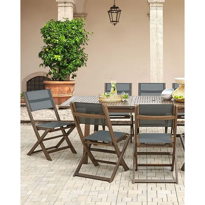 2er-Set Gartenstuhl CESANA in Braun/Grau -  - Outdoor-Esstisch aus Holz mit dunkelgrauen Klappstühlen auf einer Terrasse, bereit für eine Mahlzeit.
