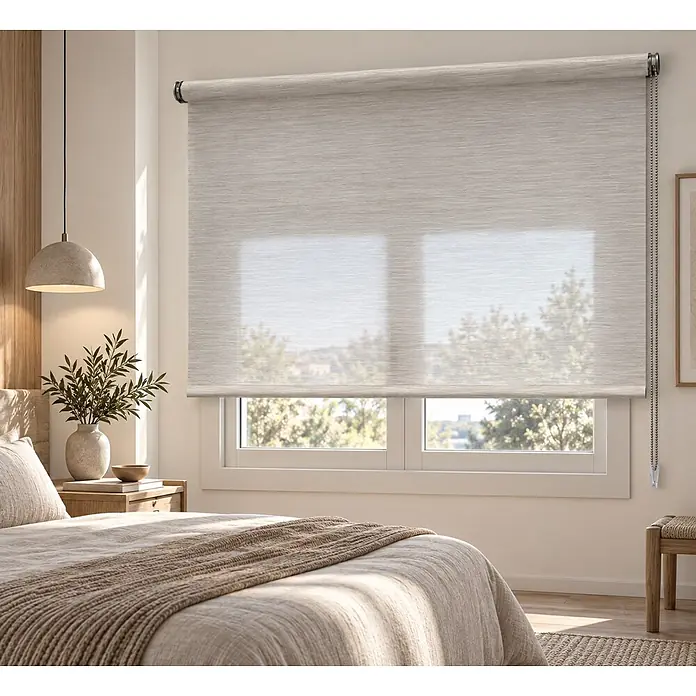 Estor enrollable Icaro - An x Al: 120 x 250 cm, Lino - Estor enrollable texturizado beige claro cubriendo una ventana de dormitorio, filtrando la luz solar.