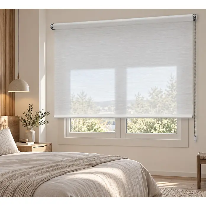 Estor enrollable Icaro - An x Al: 135 x 250 cm, Blanco - Estor enrollable blanco translúcido cubriendo una ventana de dormitorio, difuminando la luz natural y dando privacidad.