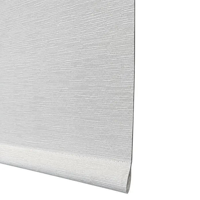 Estor enrollable Icaro - An x Al: 135 x 250 cm, Blanco - Estor enrollable gris claro texturizado, parcialmente enrollado en la parte inferior, mostrando el detalle de la tela.