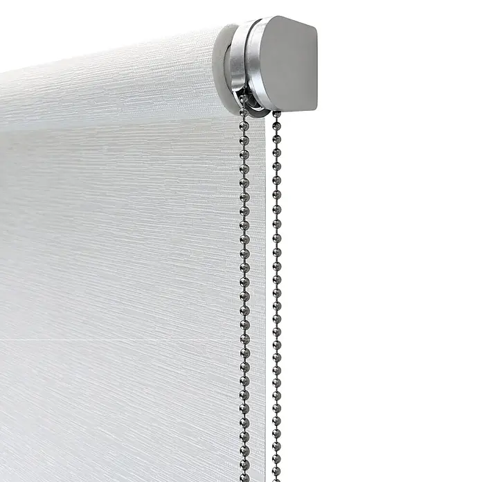 Estor enrollable Icaro - An x Al: 135 x 250 cm, Blanco - Estor enrollable blanco de tela, parcialmente bajado, con cadena de bolas plateada y mecanismo metálico.