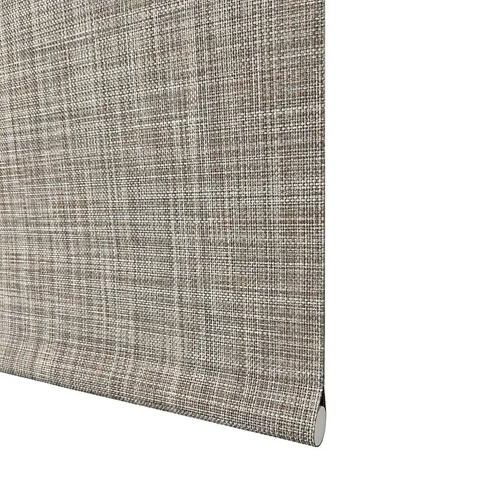 Estor enrollable screen 5% Talos - An x Al: 135 x 250 cm, Piedra - Estor enrollable de tejido trenzado texturizado marrón y gris, parcialmente enrollado.