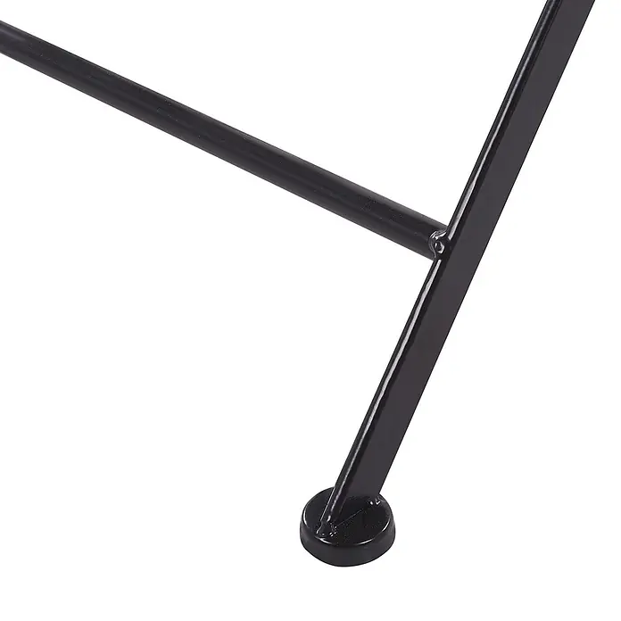 2er-Set Gartenstuhl CARIATI in Schwarz -  - Detail eines schwarzen Metallrahmens, der eine horizontale Stange zeigt, die an ein diagonales Bein mit einem runden Fuß geschweißt ist.